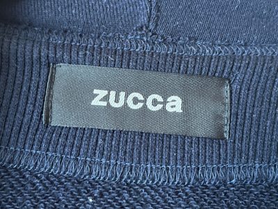 アシンメトリーなデザインが好みな「zucca（ズッカ）」のネイビーパーカー
